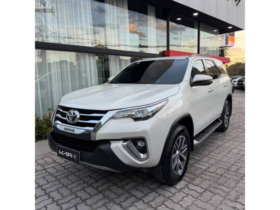 TOYOTA HILUX SW4 2.8 SRX 4X4 7 LUGARES 16V TURBO INTERCOOLER DIESEL 4P AUTOMÁTICO